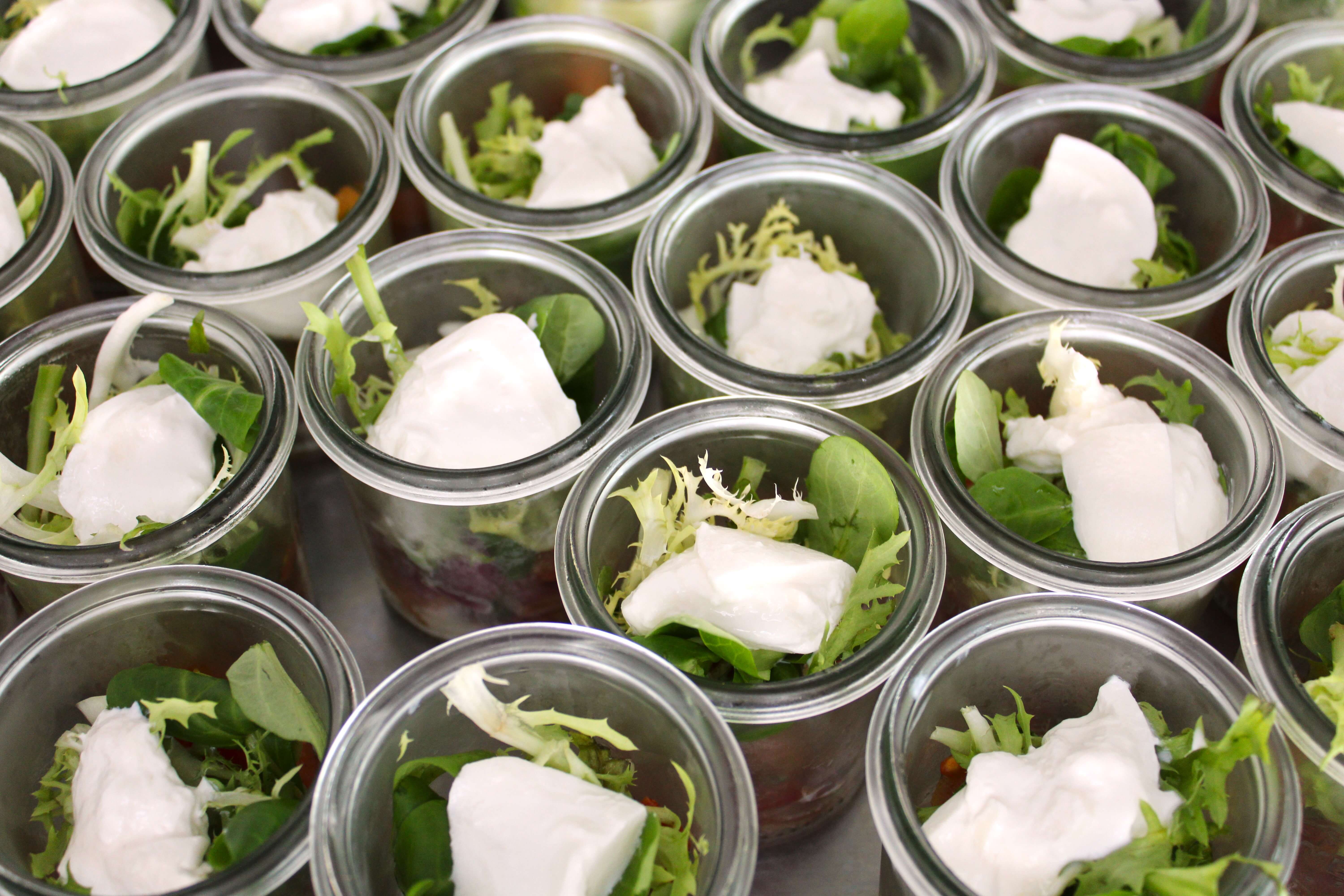 Albertz Catering Hannover - Mehrere Gläser sind liebevoll mit frischem, bunt geschichtetem Salat gefüllt